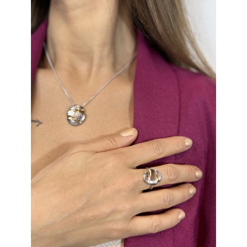 Zusätzliche Schmuckstücke aus diesem Set sind ebenfalls verfügbar.